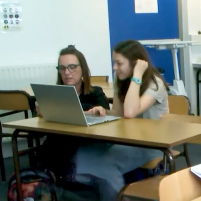 Une professeur utilisant SONDO avec une élève sur ordinateur